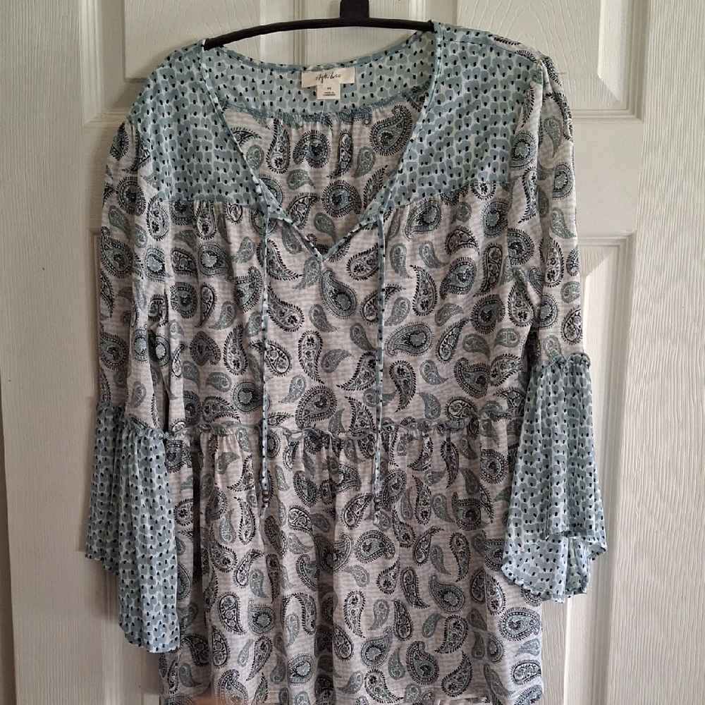 Multicolored bell sleeve blouse with 3/4 sleeves and ruffled tiered style